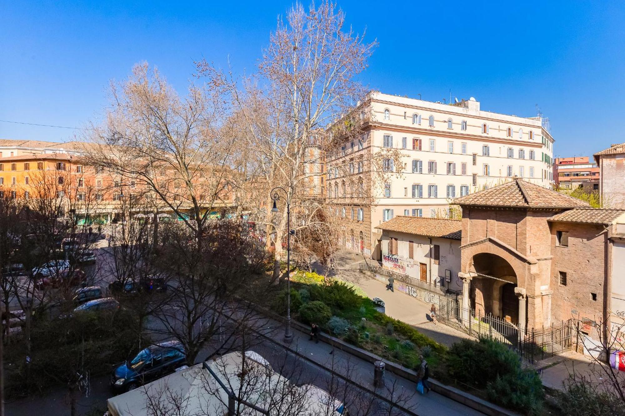Hanky Suite, Rome